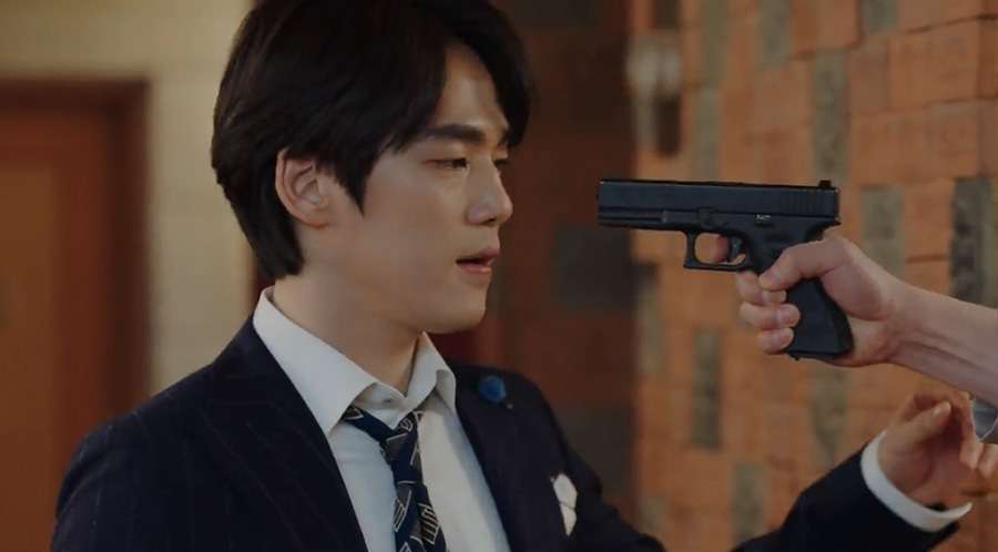 Seung-Jung being caught