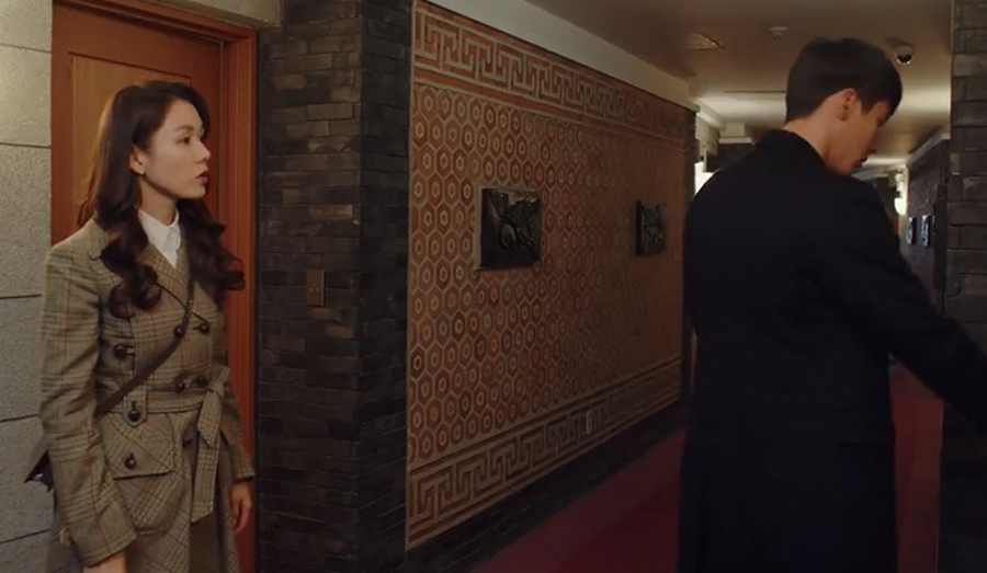 Se-Ri and Jeong-Hyeok arriving at the room